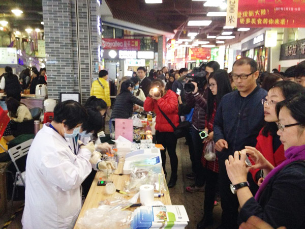 東莞市常平鎮(zhèn)質檢中心美食節(jié)現(xiàn)場開展食品安全抽
